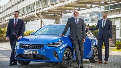 Stefan Moldaner, neuer Direktor Vertrieb, mit Opel Deutschlandchef Andreas Marx und Albrecht Schäfer, dem neuen Direktor Marketing