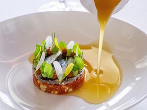 Nachwuchstalent Marco Campanella serviert als Küchenchef des Tessiner Restaurants La Brezza ein mediterranes Tomatentartar Nachwuchstalent Marco Campanella serviert als Küchenchef des Tessiner Restaurants La Brezza ein mediterranes Tomatentartar
