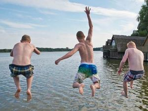 Ab ins Wasser Erfrischung an heißen Sommertagen finden Urlauber in den abwechslungsreichen Strandbaedern der Mecklenburgischen Seenplatte Ab ins Wasser Erfrischung an heißen Sommertagen finden Urlauber in den abwechslungsreichen Strandbaedern der Mecklenburgischen Seenplatte