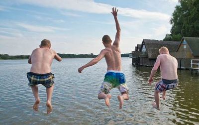 Ab ins Wasser Erfrischung an heißen Sommertagen finden Urlauber in den abwechslungsreichen Strandbaedern der Mecklenburgischen Seenplatte
