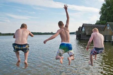 Ab ins Wasser Erfrischung an heißen Sommertagen finden Urlauber in den abwechslungsreichen Strandbaedern der Mecklenburgischen Seenplatte