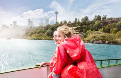 Reisen Kanadische Niagarafaelle Mutter und Kind an Bord