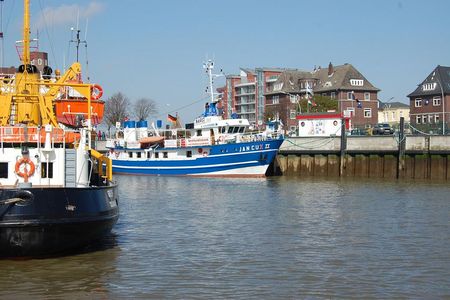 Schiffstouren nach Helgoland, in den Nord-Ostsee-Kanal und zu den Seehundsbänken