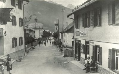 Nach über 450 Jahren ist das zentral gelegene Hotel Schwarzer Adler (links) immer noch eine der ersten Adressen in St. Anton am Arlberg