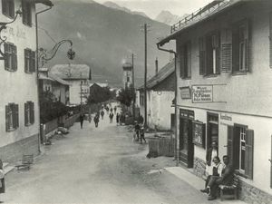 Nach über 450 Jahren ist das zentral gelegene Hotel Schwarzer Adler (links) immer noch eine der ersten Adressen in St. Anton am Arlberg Nach über 450 Jahren ist das zentral gelegene Hotel Schwarzer Adler (links) immer noch eine der ersten Adressen in St. Anton am Arlberg