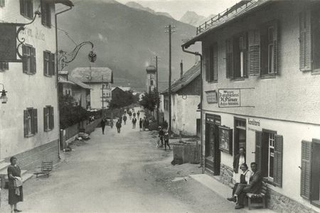 Nach über 450 Jahren ist das zentral gelegene Hotel Schwarzer Adler (links) immer noch eine der ersten Adressen in St. Anton am Arlberg