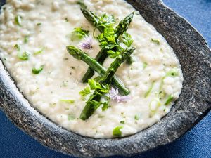 Sternekoch Mattias Roock vom Tessiner Gourmetrestaurant Locanda Barbarossa verwendet Risotto-Reis aus dem umliegenden Anbaugebiet – dem nördlichsten weltweit Sternekoch Mattias Roock vom Tessiner Gourmetrestaurant Locanda Barbarossa verwendet Risotto-Reis aus dem umliegenden Anbaugebiet – dem nördlichsten weltweit
