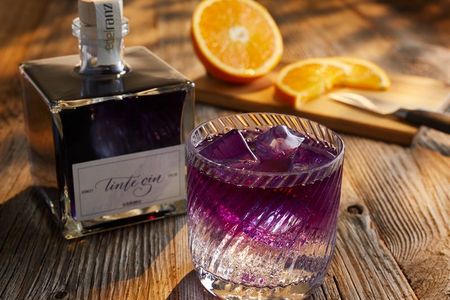 Der Tinte Gin des Mainzer Start-Ups Edelranz wird im Mainzer Wohnzimmer des me and all hotels serviert