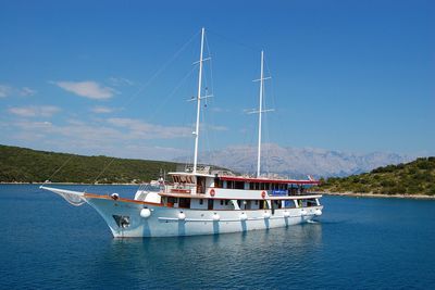 Reisen Inselhuepfen Yacht auf dem Meer