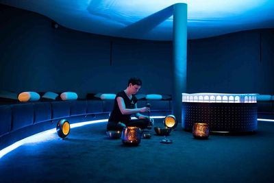 Bei der Klangschalenmeditation im Aquasensario des Hotel Jungbrunn in Tannheim/Tirol lösen sich Anspannung und Stress