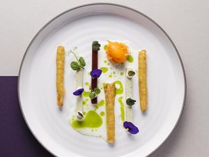 Farben, Formen und Texturen – die Kreationen im Gourmetrestaurant Aubergine, Sternelokal des Hotel Vier Jahreszeiten Starnberg, können Gäste 2021 das ganze Jahr hindurch ohne Schaffenspause auskosten Farben, Formen und Texturen – die Kreationen im Gourmetrestaurant Aubergine, Sternelokal des Hotel Vier Jahreszeiten Starnberg, können Gäste 2021 das ganze Jahr hindurch ohne Schaffenspause auskosten