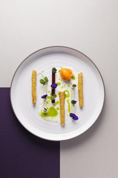 Farben, Formen und Texturen – die Kreationen im Gourmetrestaurant Aubergine, Sternelokal des Hotel Vier Jahreszeiten Starnberg, können Gäste 2021 das ganze Jahr hindurch ohne Schaffenspause auskosten