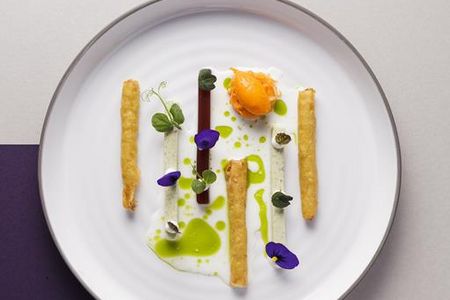 Farben, Formen und Texturen – die Kreationen im Gourmetrestaurant Aubergine, Sternelokal des Hotel Vier Jahreszeiten Starnberg, können Gäste 2021 das ganze Jahr hindurch ohne Schaffenspause auskosten
