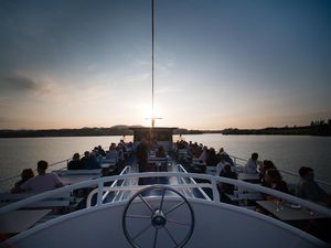 Die Abendfahrten der Füssener Forggensee-Schifffahrt versprechen während der warmen Monate Aperitifs auf dem Wasser und Schloss-Neuschwanstein-Romantik Die Abendfahrten der Füssener Forggensee-Schifffahrt versprechen während der warmen Monate Aperitifs auf dem Wasser und Schloss-Neuschwanstein-Romantik