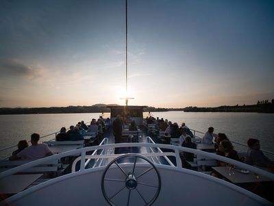 Die Abendfahrten der Füssener Forggensee-Schifffahrt versprechen während der warmen Monate Aperitifs auf dem Wasser und Schloss-Neuschwanstein-Romantik