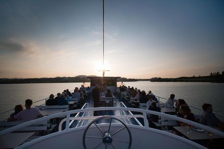 Die Abendfahrten der Füssener Forggensee-Schifffahrt versprechen während der warmen Monate Aperitifs auf dem Wasser und Schloss-Neuschwanstein-Romantik