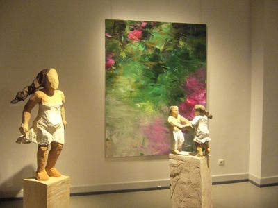 Kunstwerk von Detlev Hummelt sowie Skulpturen von Holzbildhauer Daniel Eggli