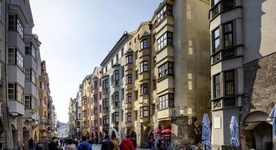 Innsbrucks lebendige Gassen –  bei angenehmen Temperaturen lohnt sich ein Bummel durch die Tiroler Altstadt unweit des historischen Hotel Schwarzer Adler