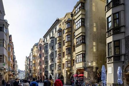 Innsbrucks lebendige Gassen –  bei angenehmen Temperaturen lohnt sich ein Bummel durch die Tiroler Altstadt unweit des historischen Hotel Schwarzer Adler