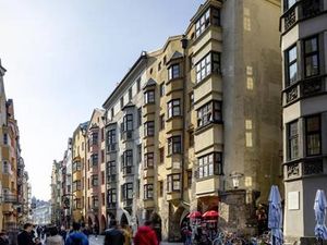 Innsbrucks lebendige Gassen – bei angenehmen Temperaturen lohnt sich ein Bummel durch die Tiroler Altstadt unweit des historischen Hotel Schwarzer Adler Innsbrucks lebendige Gassen – bei angenehmen Temperaturen lohnt sich ein Bummel durch die Tiroler Altstadt unweit des historischen Hotel Schwarzer Adler