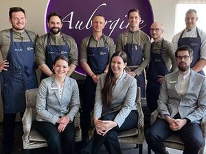 Maximilian Moser (3. v. l. hinten), Küchenchef sowie Kulinarischer Direktor im Hotel Vier Jahreszeiten Starnberg, Restaurantleiterin sowie Diplom-Sommelière Claudia Mikschowsky (Mitte) und das Team vom Gourmetrestaurant Aubergine dürfen sich seit 2014 Maximilian Moser (3. v. l. hinten), Küchenchef sowie Kulinarischer Direktor im Hotel Vier Jahreszeiten Starnberg, Restaurantleiterin sowie Diplom-Sommelière Claudia Mikschowsky (Mitte) und das Team vom Gourmetrestaurant Aubergine dürfen sich seit 2014 mit einem Michelin-Stern schmücken