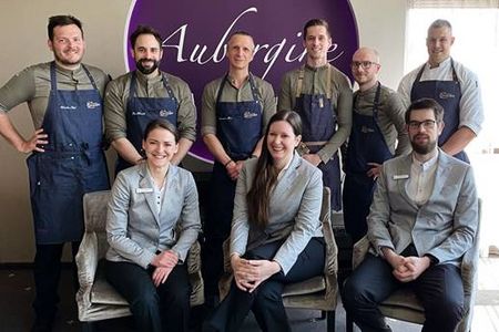 Maximilian Moser (3. v. l. hinten), Küchenchef sowie Kulinarischer Direktor im Hotel Vier Jahreszeiten Starnberg, Restaurantleiterin sowie Diplom-Sommelière Claudia Mikschowsky (Mitte) und das Team vom Gourmetrestaurant Aubergine dürfen sich seit 2014 mit einem Michelin-Stern schmücken