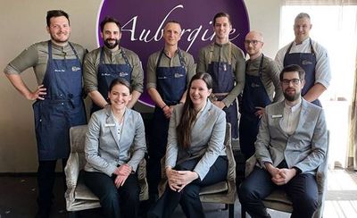 Maximilian Moser (3. v. l. hinten), Küchenchef sowie Kulinarischer Direktor im Hotel Vier Jahreszeiten Starnberg, Restaurantleiterin sowie Diplom-Sommelière Claudia Mikschowsky (Mitte) und das Team vom Gourmetrestaurant Aubergine dürfen sich seit 2014 mit einem Michelin-Stern schmücken