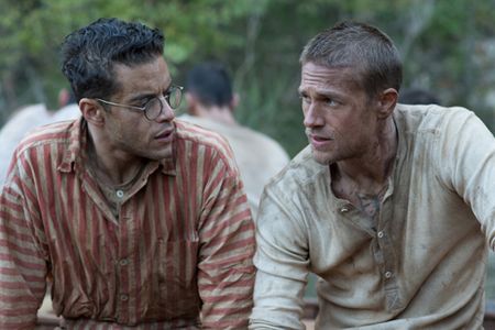 In den Hauptrollen des eindrucksvollen Fluchtdramas, Papillon spielen die US-Stars Charlie Hunnam und Rami Malek