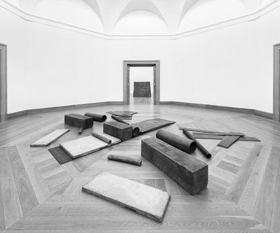 Richard Serra, Cutting Device: Base Plate Measure, Ausstellungsansicht im Museum Wiesbaden, 2017 Richard Serra, Cutting Device: Base Plate Measure, Ausstellungsansicht im Museum Wiesbaden, 2017