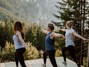 Franziska Thurm von Yoga-Glück Füssen unternimmt ihre Sessions an der Rohrkopfhütte ausschließlich mit kleinen Gruppen. Aufgrund der großen Nachfrage veröffentlicht sie aktuelle Termine nur auf ihren Social-Media-Kanälen Franziska Thurm von Yoga-Glück Füssen unternimmt ihre Sessions an der Rohrkopfhütte ausschließlich mit kleinen Gruppen. Aufgrund der großen Nachfrage veröffentlicht sie aktuelle Termine nur auf ihren Social-Media-Kanälen