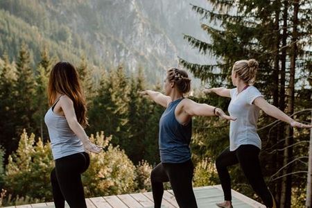 Franziska Thurm von Yoga-Glück Füssen unternimmt ihre Sessions an der Rohrkopfhütte ausschließlich mit kleinen Gruppen. Aufgrund der großen Nachfrage veröffentlicht sie aktuelle Termine nur auf ihren Social-Media-Kanälen