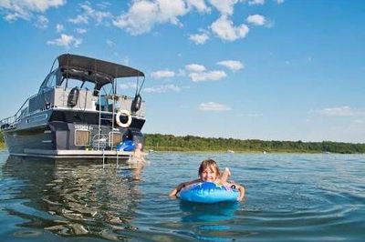 Bereits seit 20 Jahren koennen Urlauber in der Mecklenburgischen Seenplatte fuehrerscheinfrei Hausboote mieten