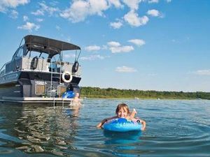 Bereits seit 20 Jahren koennen Urlauber in der Mecklenburgischen Seenplatte fuehrerscheinfrei Hausboote mieten Bereits seit 20 Jahren koennen Urlauber in der Mecklenburgischen Seenplatte fuehrerscheinfrei Hausboote mieten