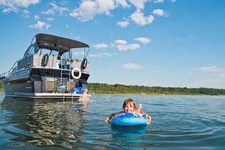 Bereits seit 20 Jahren koennen Urlauber in der Mecklenburgischen Seenplatte fuehrerscheinfrei Hausboote mieten