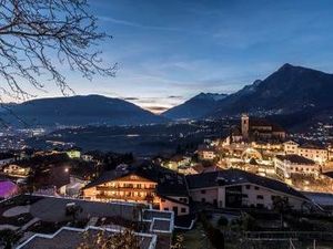 In Schenna geniessen Gaeste zu Neujahr neben Silvesterzauber Panoramablicke ueber den Meraner Talkessel und seine Feuerwerke