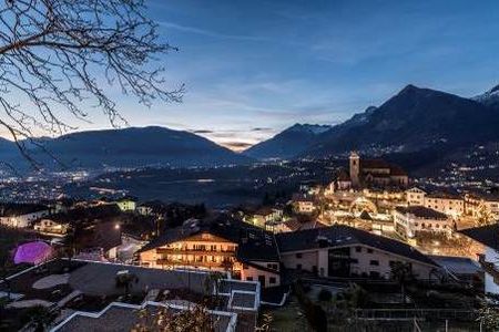 In Schenna geniessen Gaeste zu Neujahr neben Silvesterzauber Panoramablicke ueber den Meraner Talkessel und seine Feuerwerke