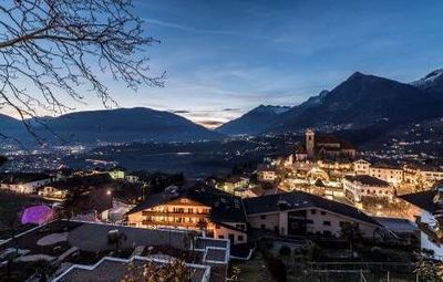 In Schenna geniessen Gaeste zu Neujahr neben Silvesterzauber Panoramablicke ueber den Meraner Talkessel und seine Feuerwerke
