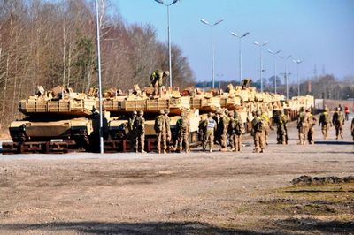 Amerikanische Panzertransporte ueber die Bahn Richtung Polen.
