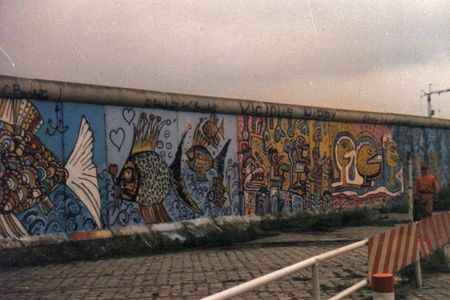 Neue Berliner Mauer. Wir sind ja Demokraten und schlagen eine Volksabstimmung vor bevor wir die Maurer bestellen und die Farbe anruehren
