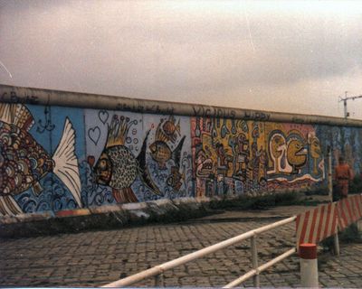 Neue Berliner Mauer. Wir sind ja Demokraten und schlagen eine Volksabstimmung vor bevor wir die Maurer bestellen und die Farbe anruehren