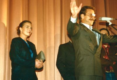 Die Stars gaben sich im  SAVOY die Klinke in die Hand. Auf dem Foto, Goetz George und Gudrun Landgrebe auf der Buehne bei der Premiere, die Katze