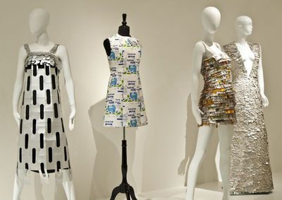 Impression aus der Ausstellung mit Blick auf Modeobjekte der Kollektion "Tetra Pak" Impression aus der Ausstellung mit Blick auf Modeobjekte der Kollektion "Tetra Pak"