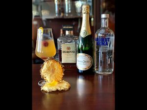 Wodka als Basis, Amaretto im Geschmack und Champagner fuers Prickeln mit dem Silvester-Aperitif Sparkling New Year aus der Hemingway Bar im Hotel Vier Jahreszeiten Starnberg knallt Silvester auch daheim