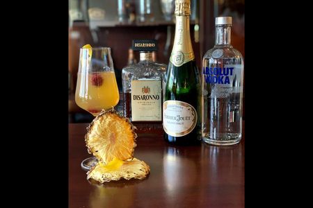 Wodka als Basis, Amaretto im Geschmack und Champagner fuers Prickeln mit dem Silvester-Aperitif Sparkling New Year aus der Hemingway Bar im Hotel Vier Jahreszeiten Starnberg knallt Silvester auch daheim