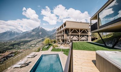 Ein Füllhorn an architektonischer Fantasie ist das Apartmenthaus Winzerhöhe in Schenna/Südtirol