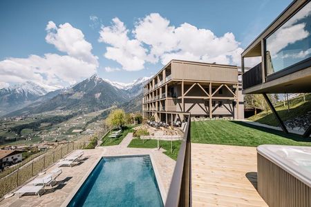 Ein Füllhorn an architektonischer Fantasie ist das Apartmenthaus Winzerhöhe in Schenna/Südtirol