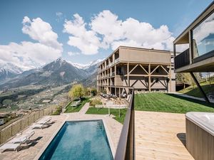 Ein Füllhorn an architektonischer Fantasie ist das Apartmenthaus Winzerhöhe in Schenna/Südtirol Ein Füllhorn an architektonischer Fantasie ist das Apartmenthaus Winzerhöhe in Schenna/Südtirol