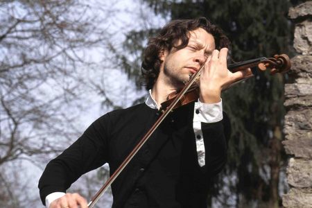 Den Solopart übernimmt der St. Petersburger Alexej Barchevitch, der vom Sound of Life Ensemble begleitet wird.