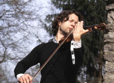 Den Solopart übernimmt der St. Petersburger Alexej Barchevitch, der vom Sound of Life Ensemble begleitet wird.