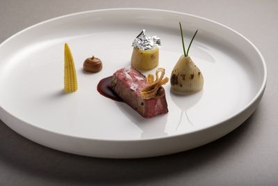 Sieben kreative Gaenge im Hotel Vier Jahreszeiten Starnberg genießen Feinschmecker beim Best of Aubergine Menue die beliebtesten Gerichte des Vorjahrs
